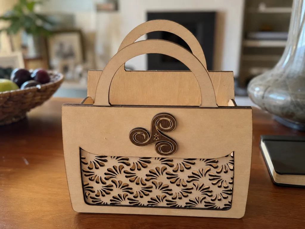 Petit panier ou  sac à main décoratif en bois avec motif triskèle