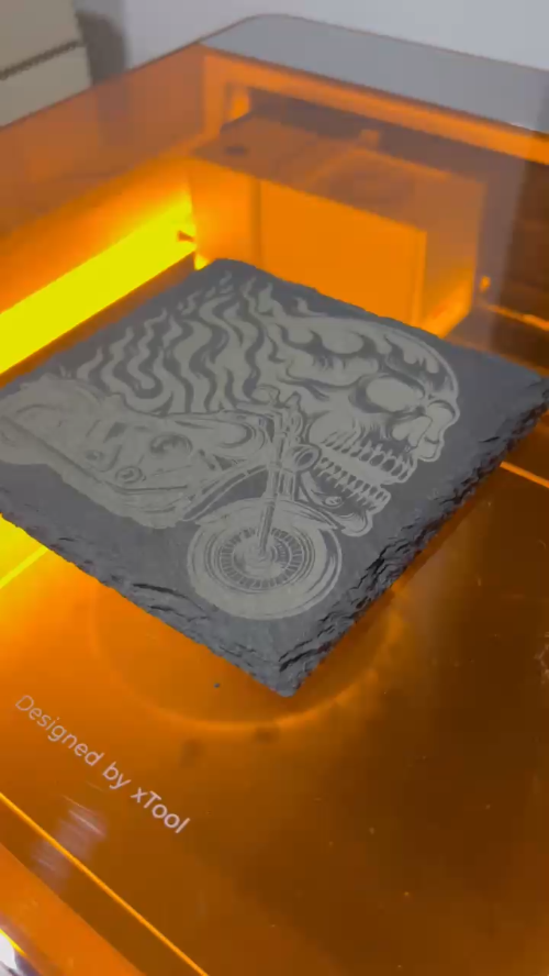 [Laser cut and engrave] Sottobicchiere in ardesia quadrata con teschio e motocicletta