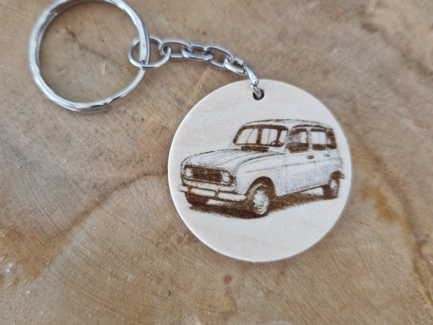 Porte-clés rond en bois avec illustration de voiture Renault 4L