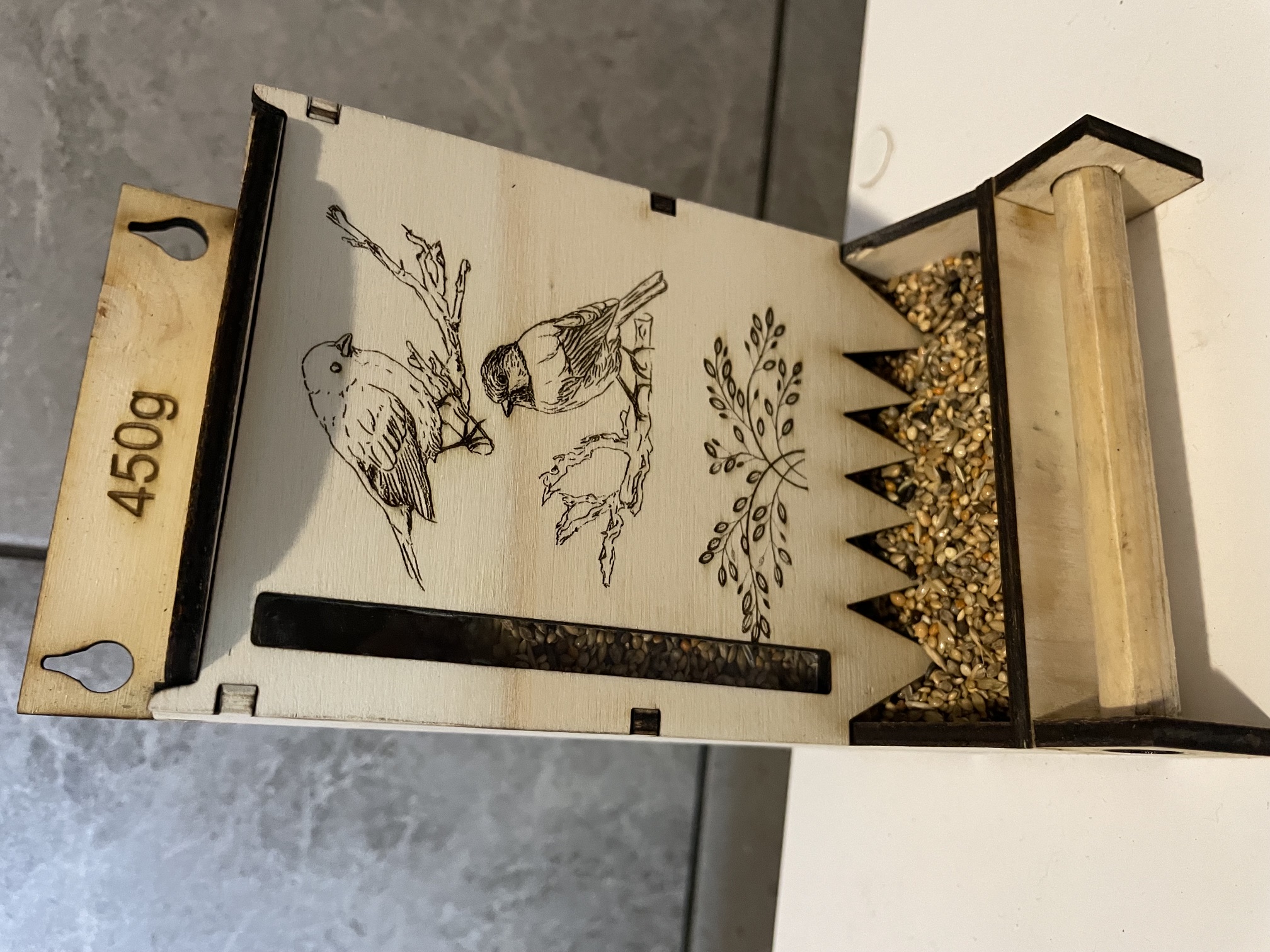 [Laser cut and engrave] Drewniany karmnik dla ptaków z motywem ptaków