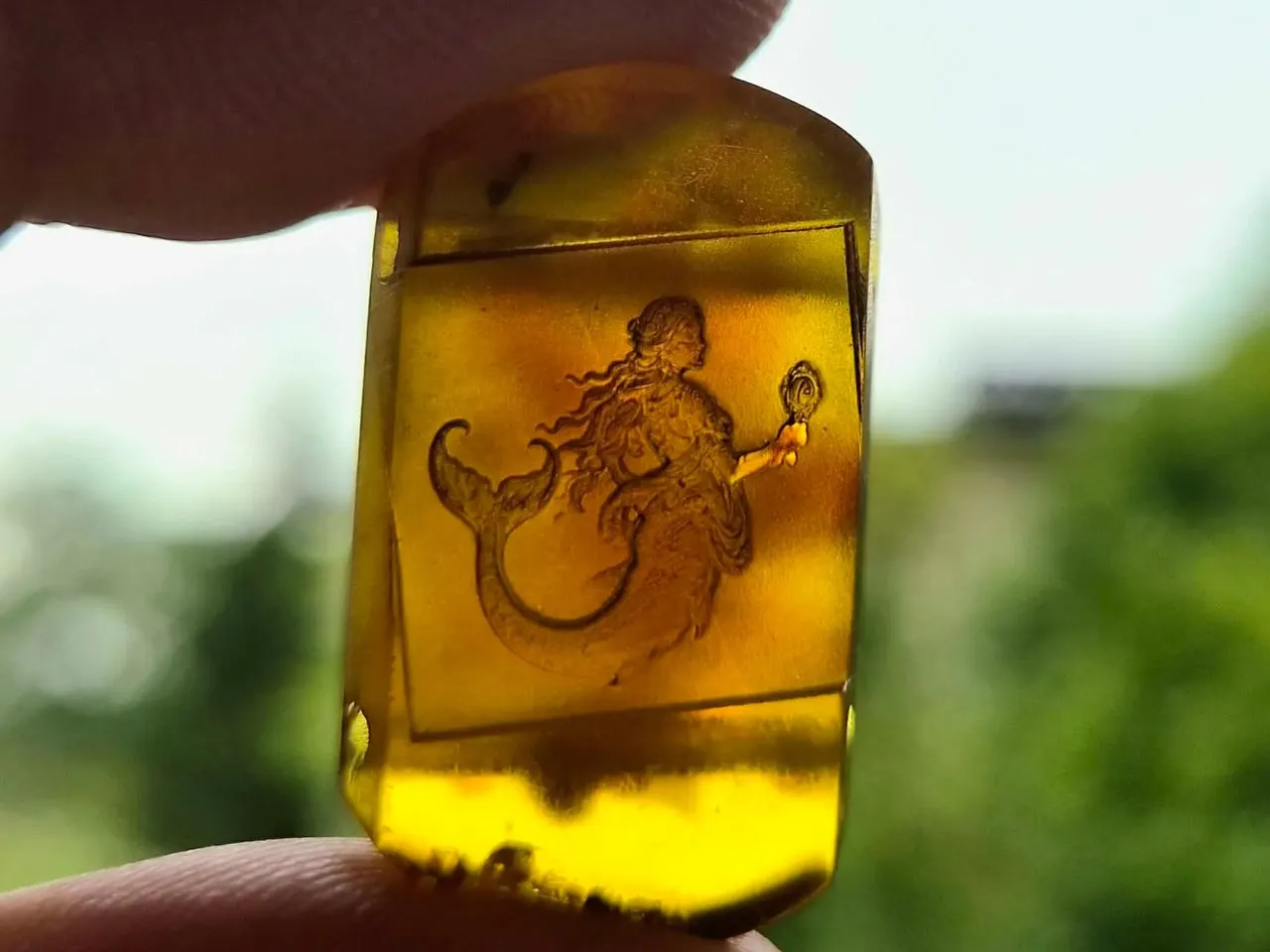 [Laser cut and engrave] Amber Pendant Featuring an Intricate Mermaid Motif