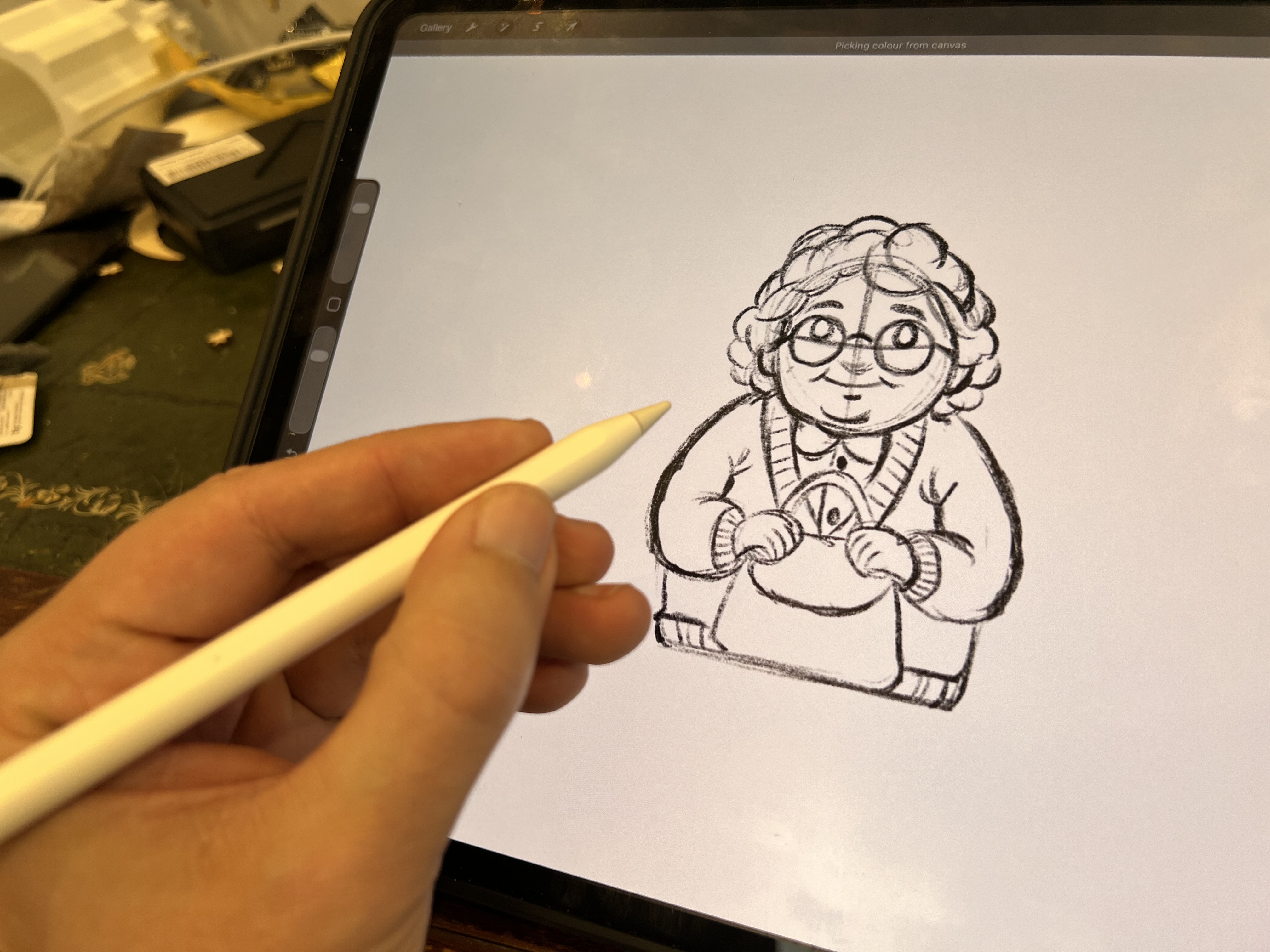 [Laser cut and engrave] Grandmother figure phone stand with glasses and basket