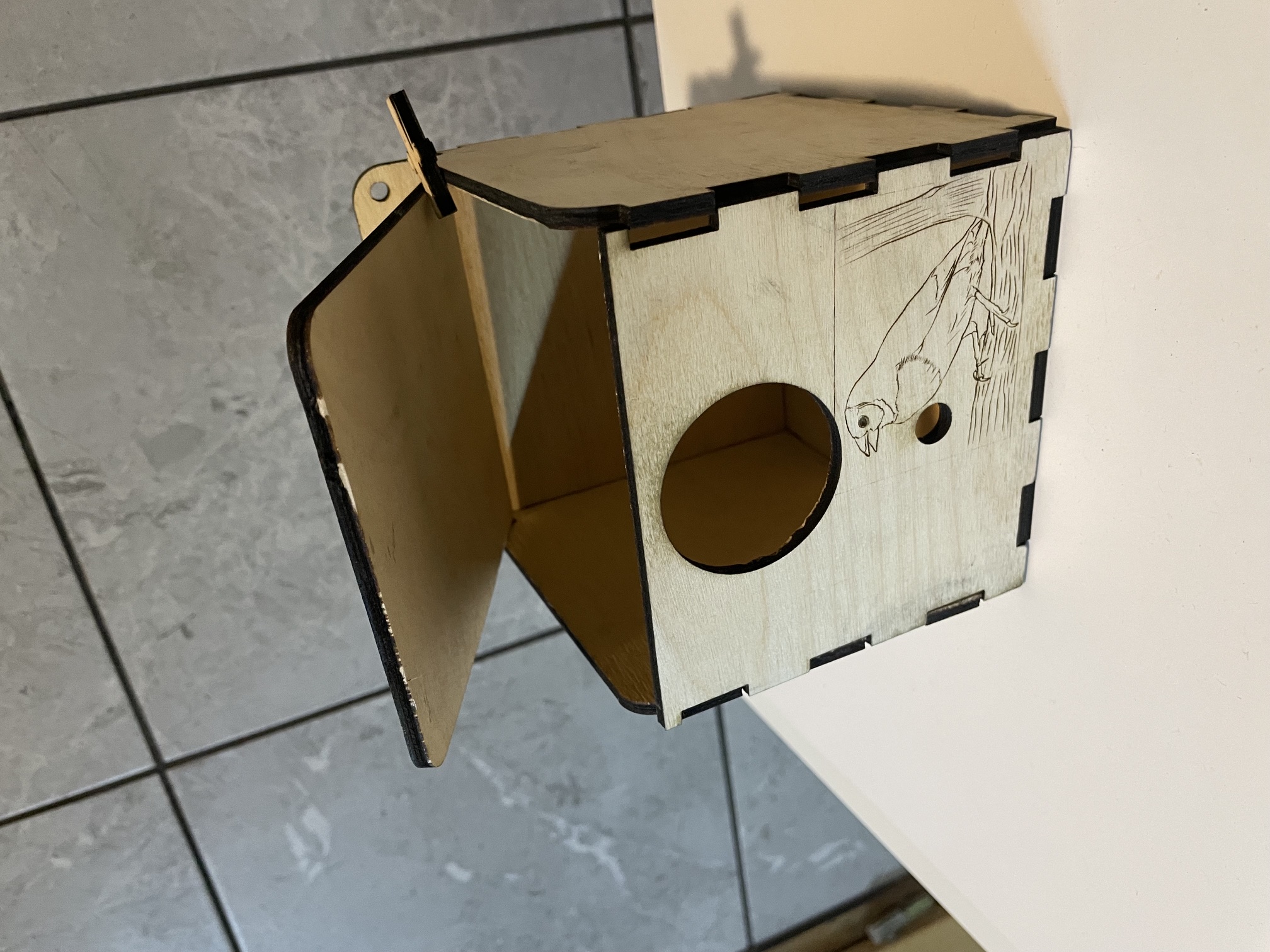 [Laser cut and engrave] Drewniana budka lęgowa dla ptaków z grawerem