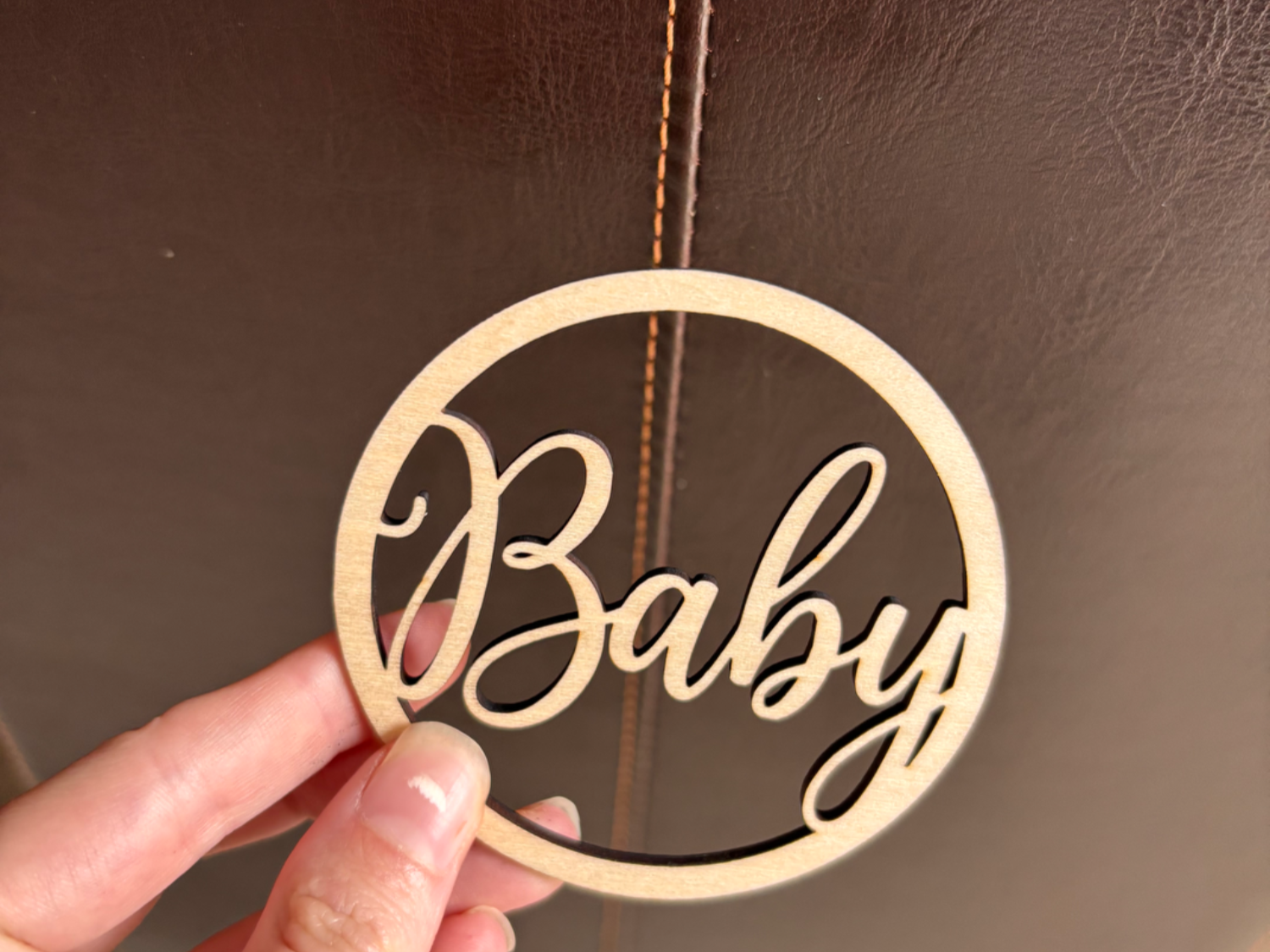Runder Holzanhänger mit Baby Schriftzug
