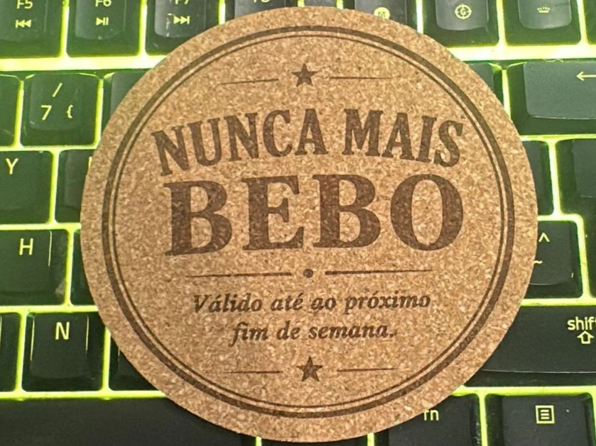 Round cork coaster with funny Portuguese drinking quote