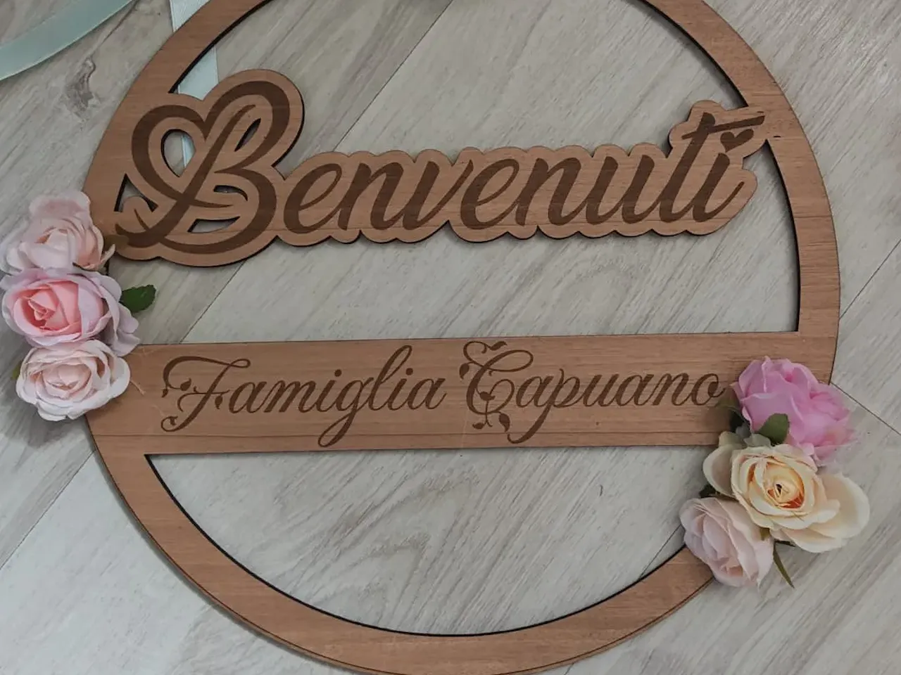 [Laser cut and engrave] Targa rotonda in legno con scritta Benvenuti e fiori decorativi