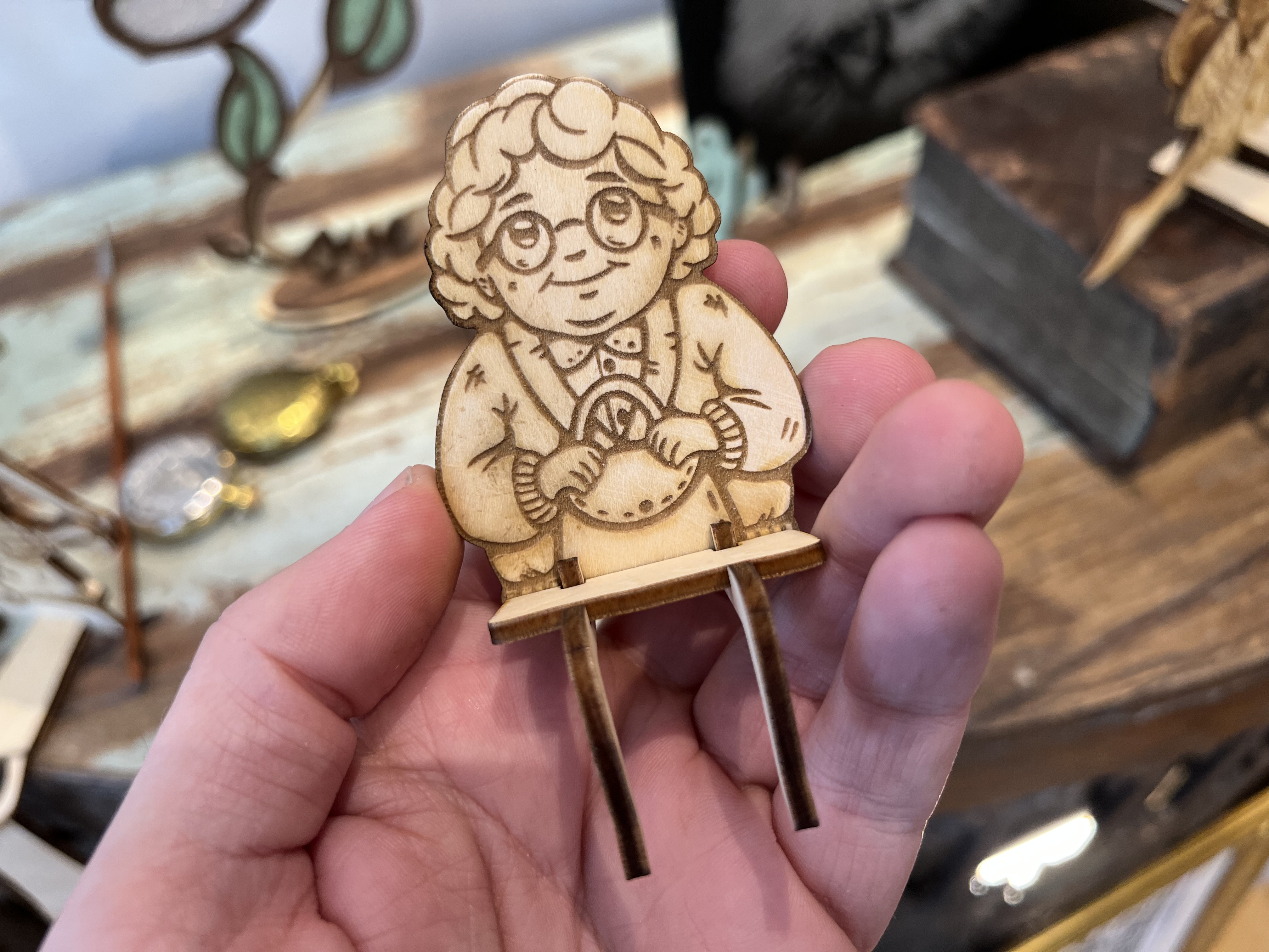 [Laser cut and engrave] Grandmother figure phone stand with glasses and basket