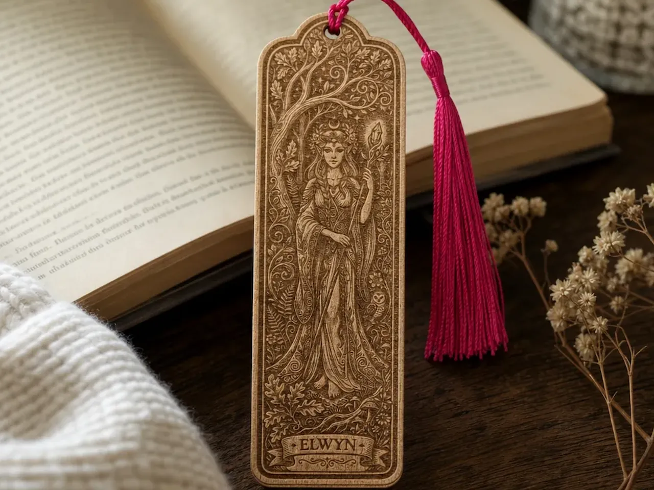 [Laser cut and engrave] Marque-page en bois avec illustration de fée elfe et pompon rose