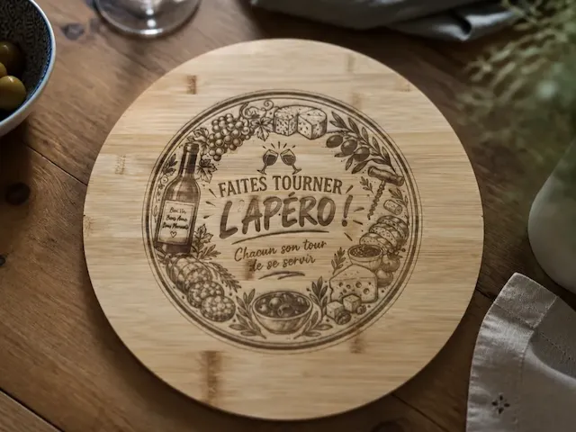 Planche à découper ronde en bois pour apéritif avec motifs gastronomiques