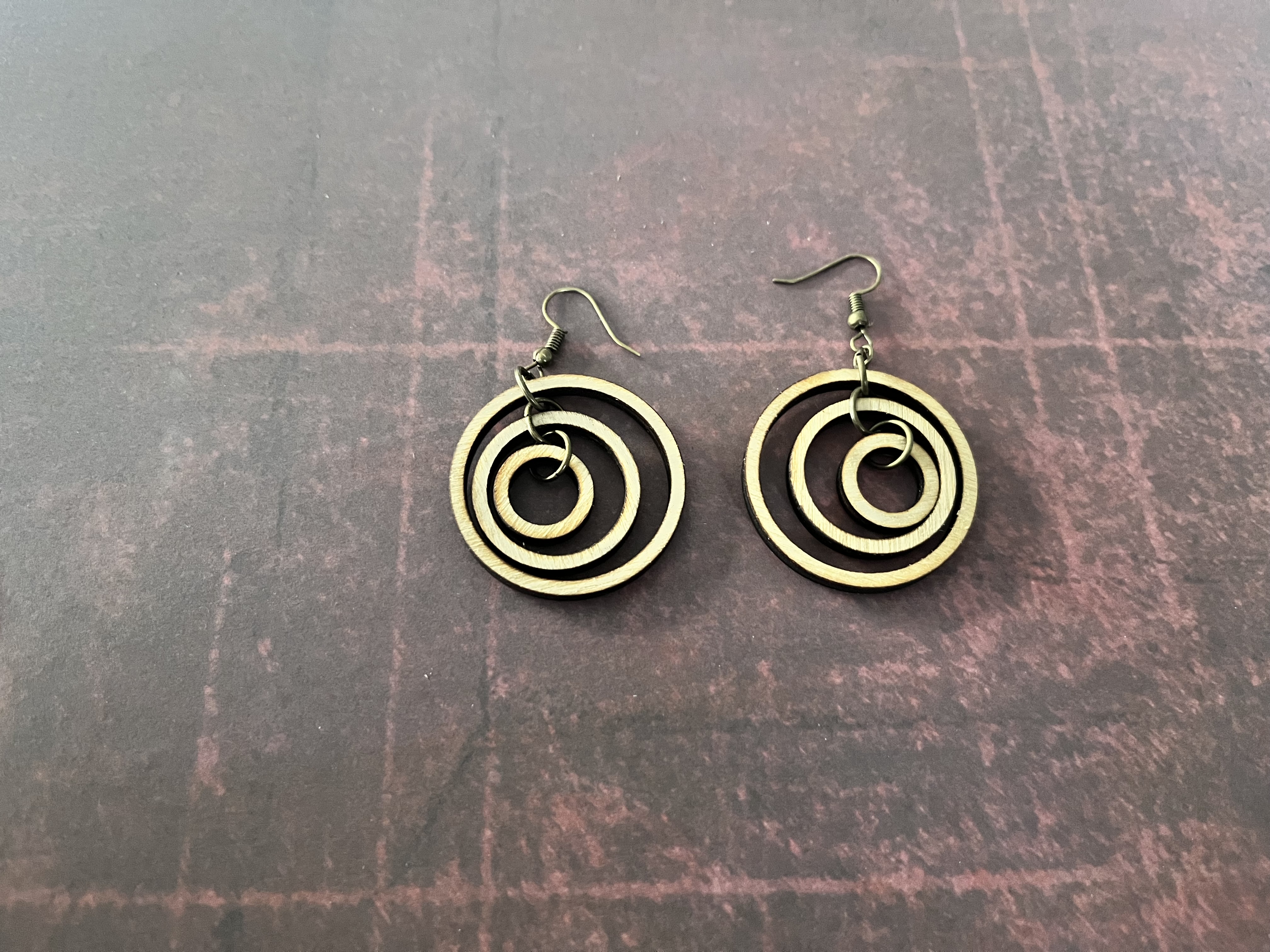 [Laser cut and engrave] Boucles d'oreilles pendantes géométriques en forme de triangle
