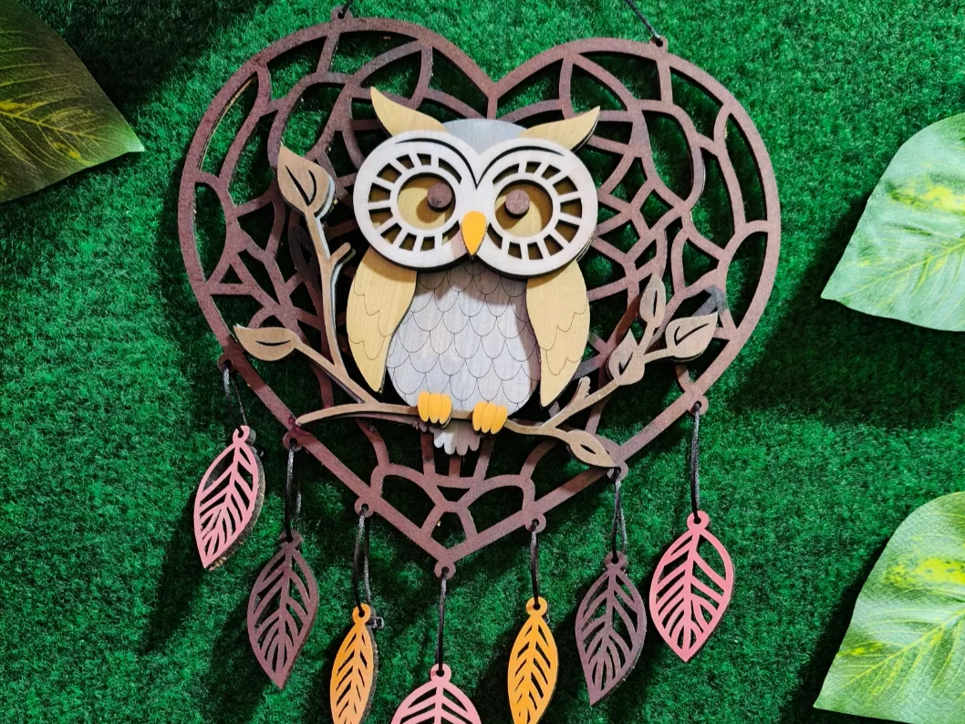 Colgante de pared con forma de corazón y búho