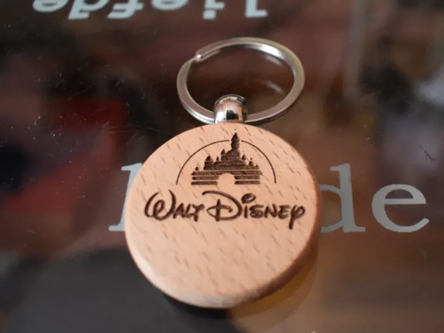 Porte-clés rond en bois avec logo Walt Disney
