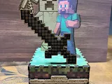 [Laser cut and engrave,Inkjet printing] Figurine Minecraft personnalisée avec Steve et Creeper sur socle bloc de terre