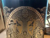 [Laser cut and engrave] Flasque noire avec illustration gravée de la mythologie nordique et d'Yggdrasil