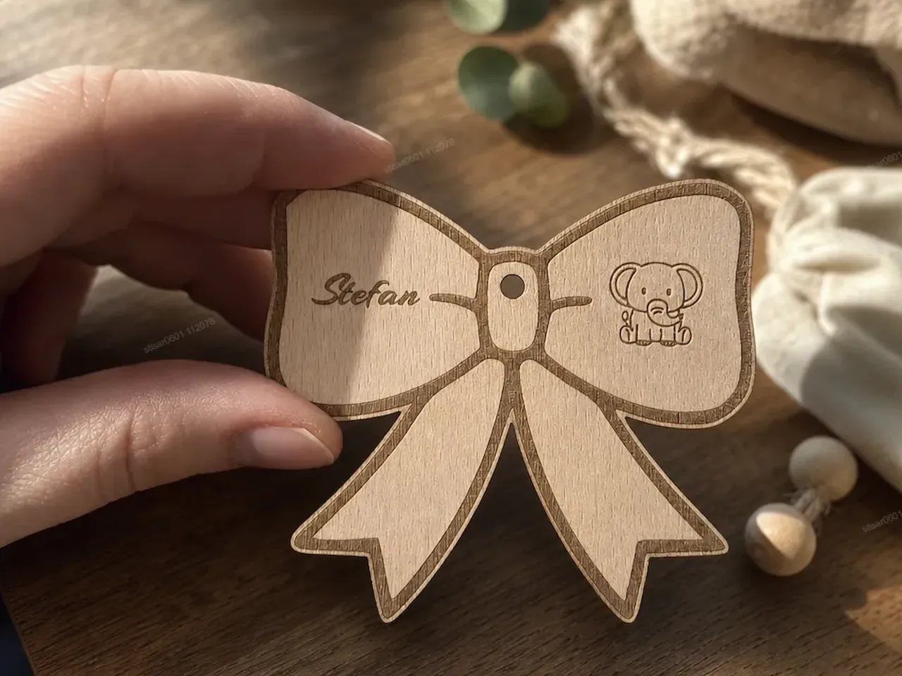 [Laser cut and engrave] Personalisierter Holzanhänger in Schleifenform mit Elefantenmotiv für Kinder