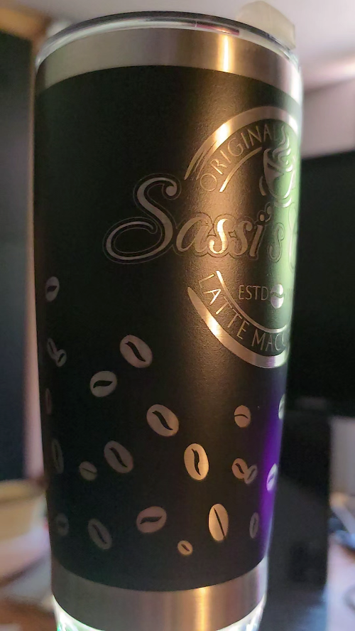 [Laser cut and engrave] Schwarzer Isolierbecher mit Kaffeebohnen Motiv und Sassi's Coffee Logo