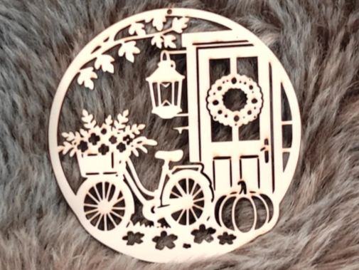 Runder Holzanhänger mit Fahrrad, Kürbis und Haustür Motiv