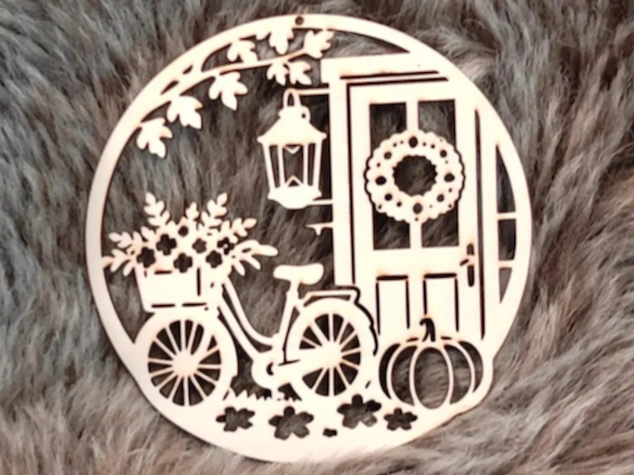 [Laser cut and engrave] Runder Holzanhänger mit Fahrrad, Kürbis und Haustür Motiv
