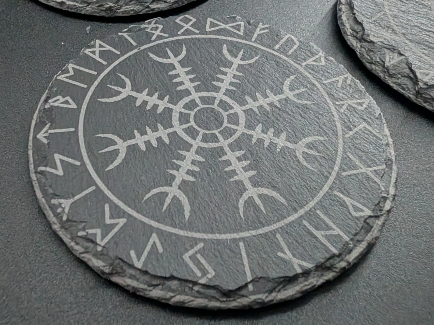 Runder Schieferuntersetzer mit Wikinger Helm of Awe und Runen Aegishjalmur