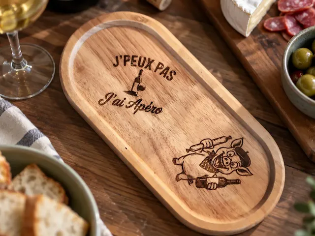 Planche à apéritif ovale en bois avec motif cochon et inscription humoristique