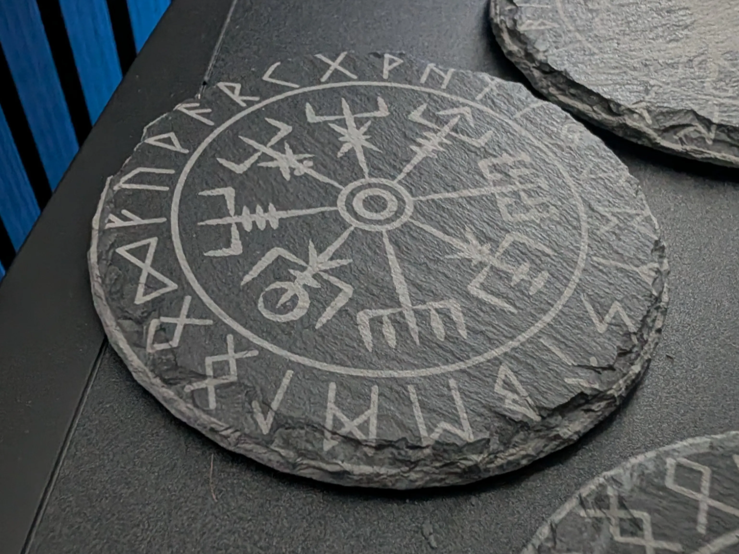 Runder Schieferuntersetzer mit Vegvisir Wikinger Kompass und Runen