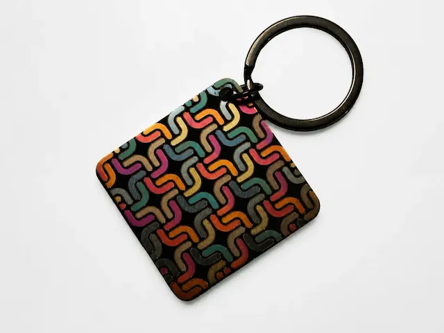 Porte clés carré en acier 304 noir poli, avec motifs géométriques en couleurs