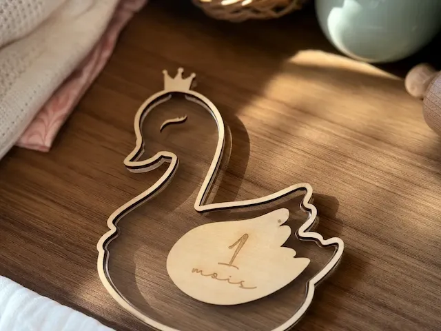 Carte étape bébé en forme de cygne avec couronne
