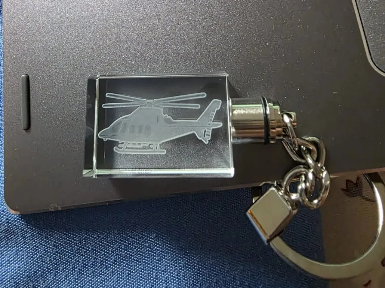 [Laser cut and engrave] Porte-clés lumineux en cristal avec motif d'hélicoptère