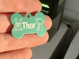 [Laser cut and engrave] Medaglietta per cani a forma di osso con nome Thor e bulldog