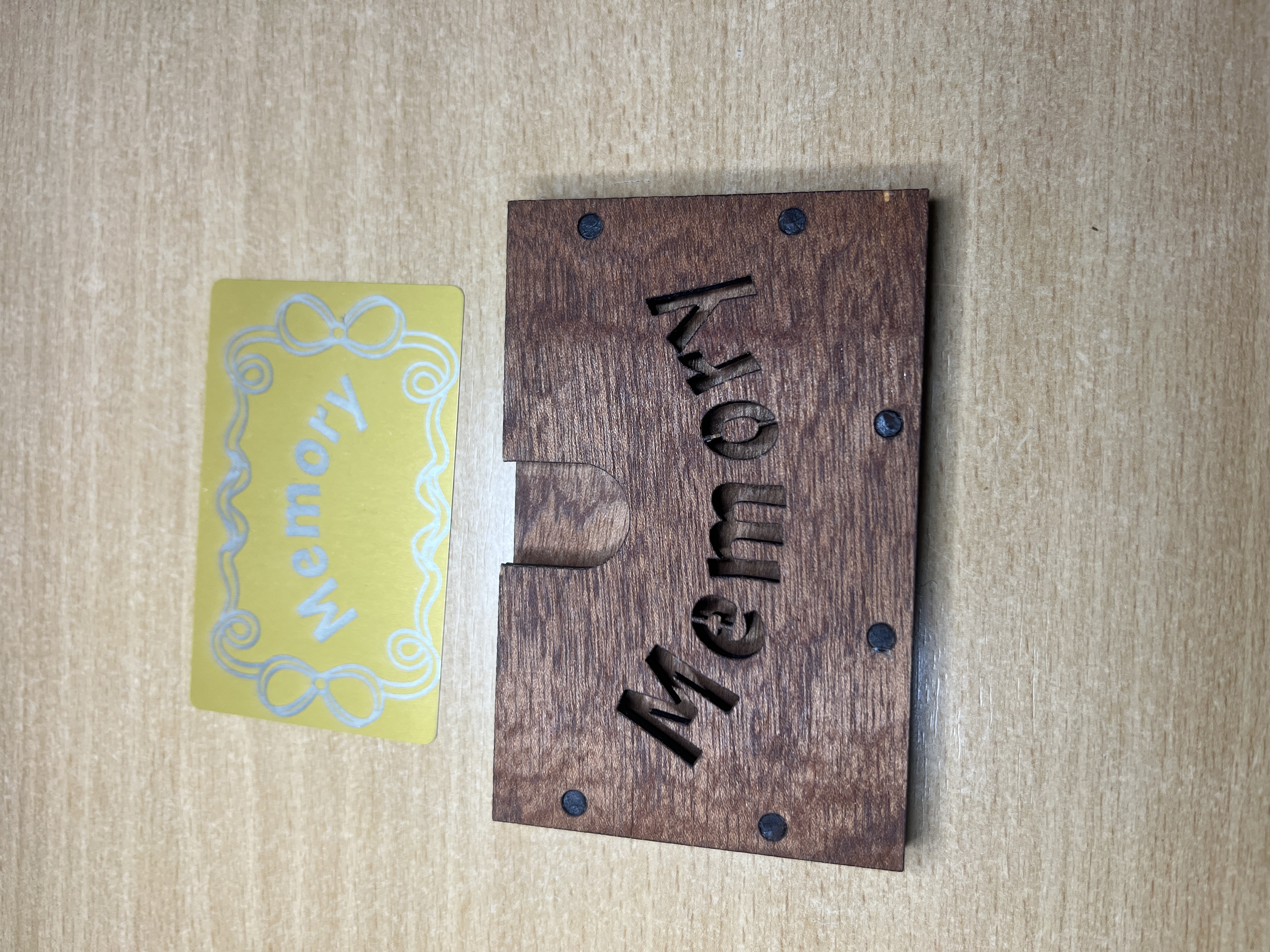 [Laser cut and engrave] Holz-Visitenkartenetui mit Memory-Schriftzug