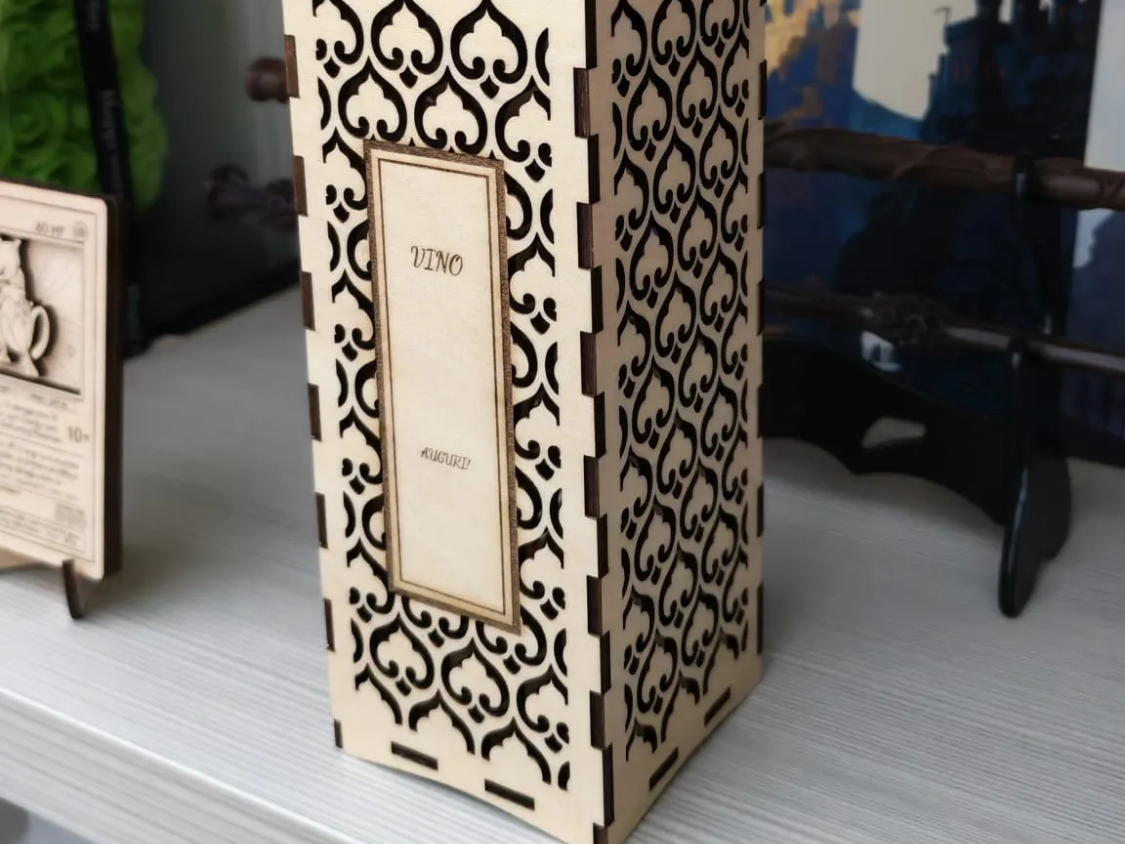 Scatola portabottiglie in legno con decoro damascato e scritta Vino Auguri