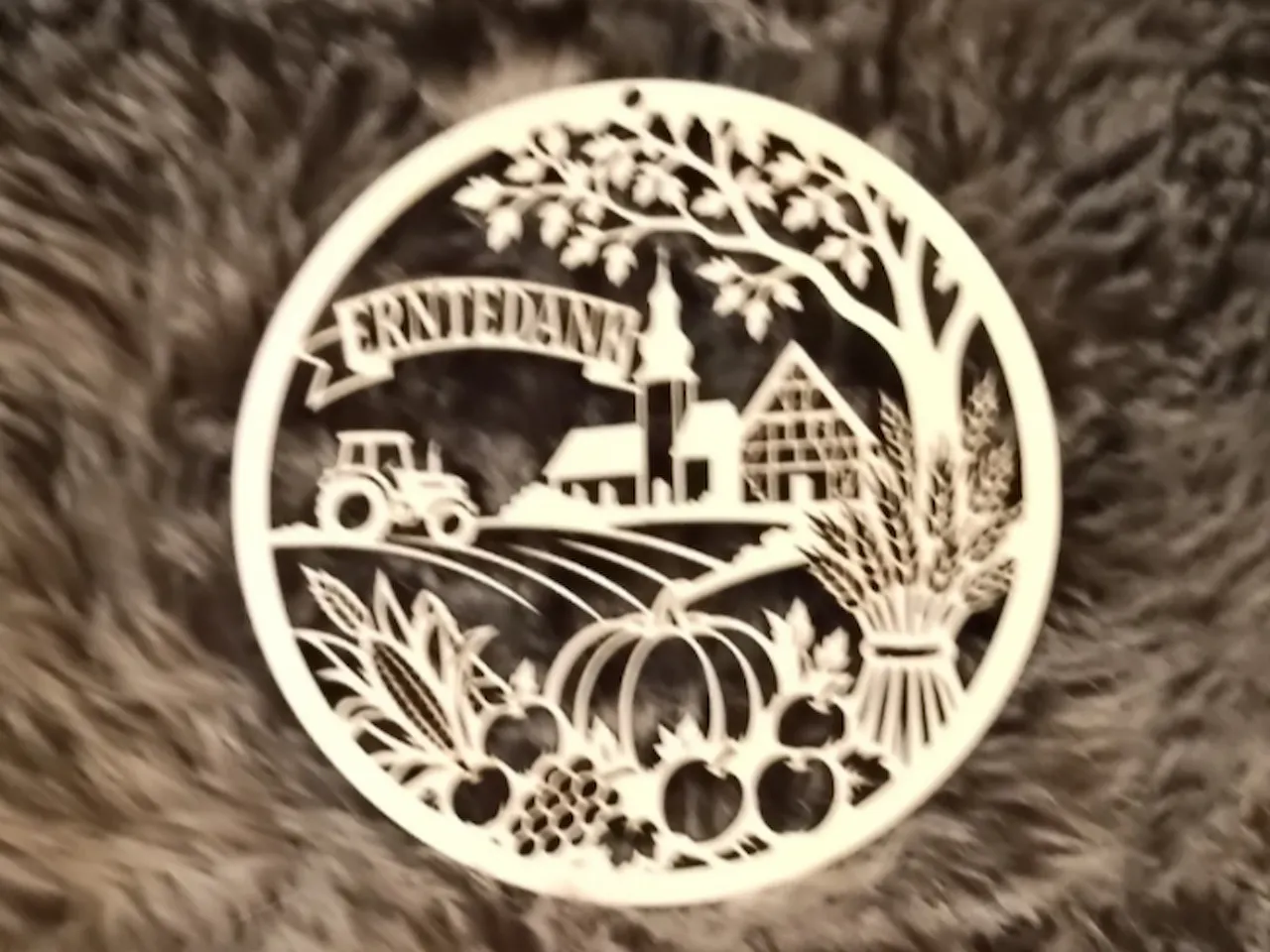 [Laser cut and engrave] Runder Erntedank-Wandschmuck mit Traktor, Kirche und herbstlichen Motiven
