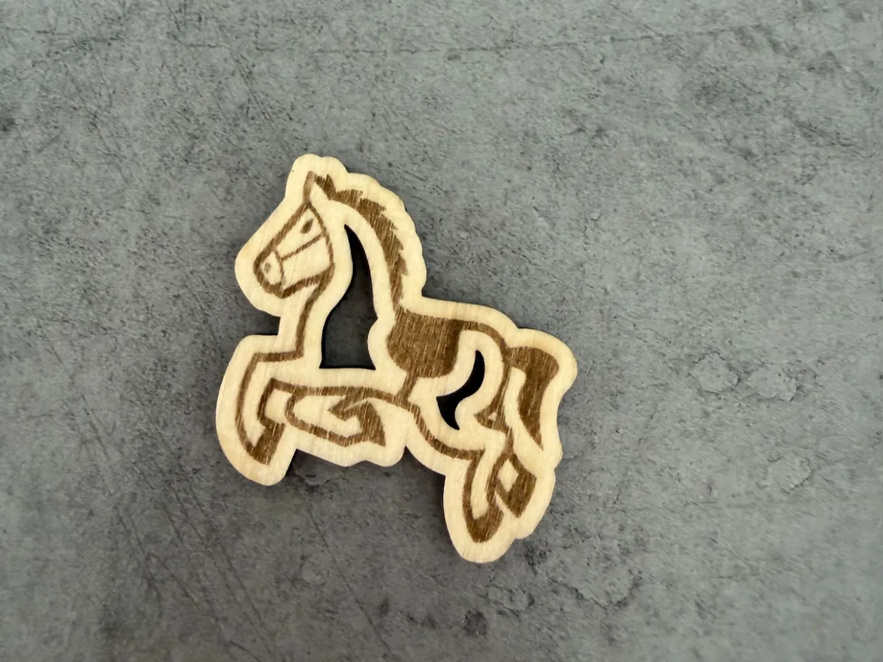 [Laser cut and engrave] Figurine en bois en forme de cheval cabré
