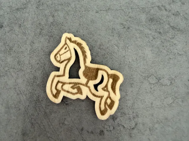 Figurine en bois en forme de cheval cabré