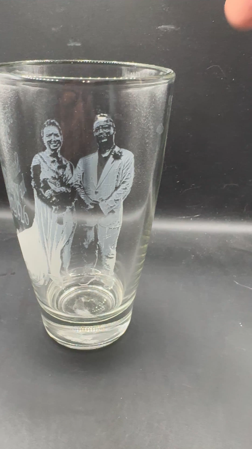 [Laser cut and engrave] Wedding Portrait Pint Glass with Bride and Groom