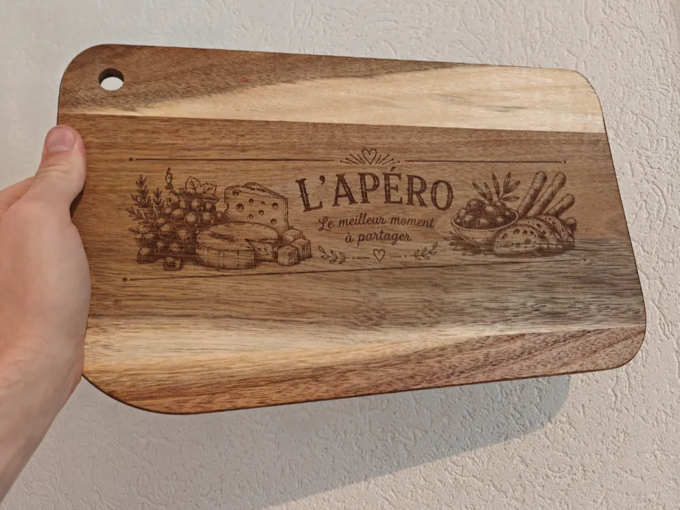 Planche à découper en bois avec motif apéritif