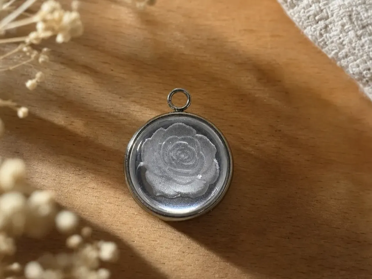 [Laser cut and engrave] Round silver pendant featuring a delicate white rose motif