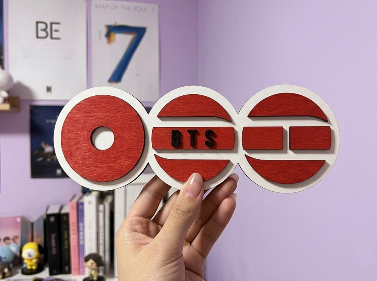 [Laser cut and engrave] Insegna circolare con logo BTS in legno rosso e bianco