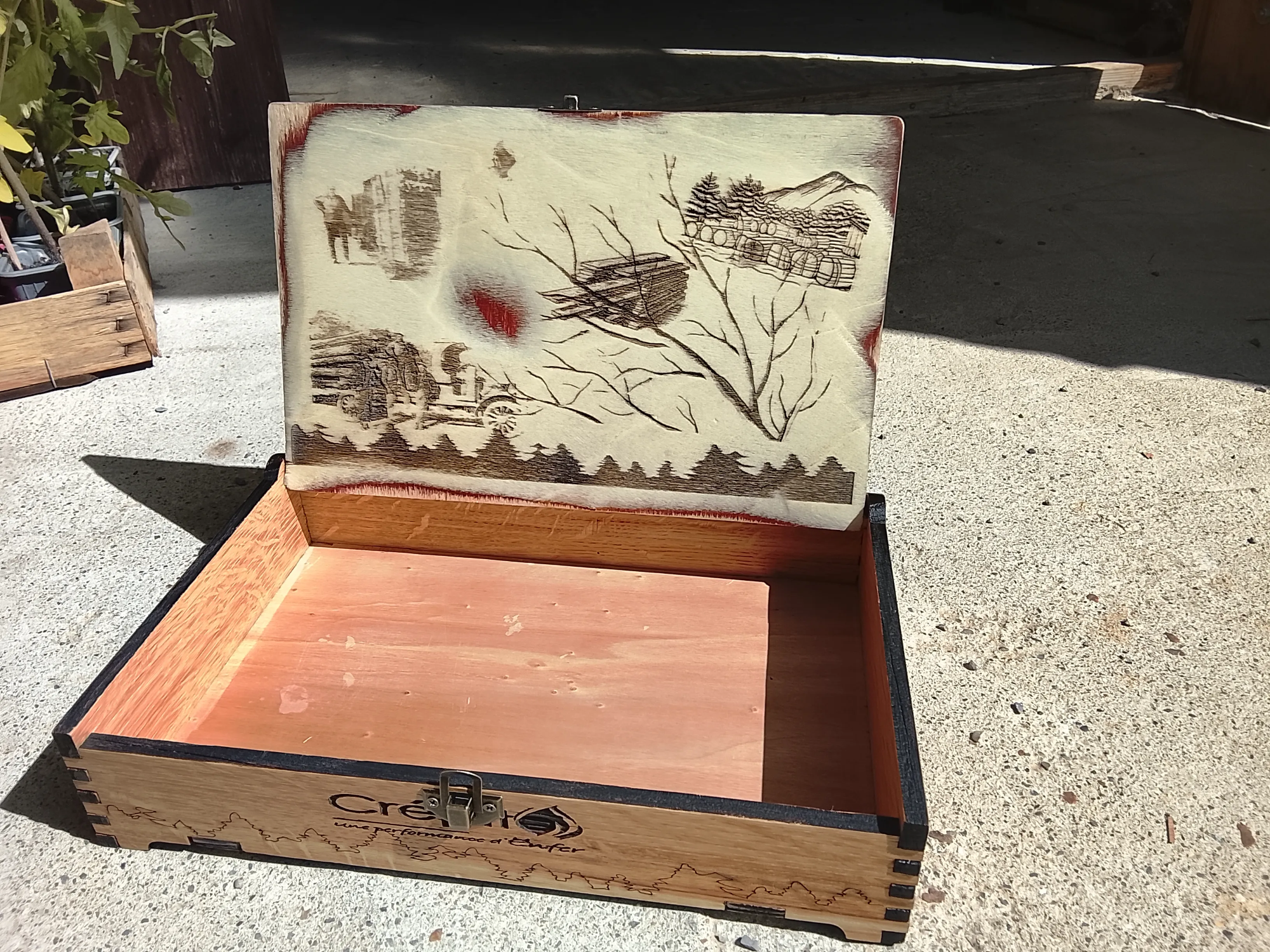 [Laser cut and engrave] Boîte de rangement en bois avec motif d'arbre et inscription Comptoir des Bois