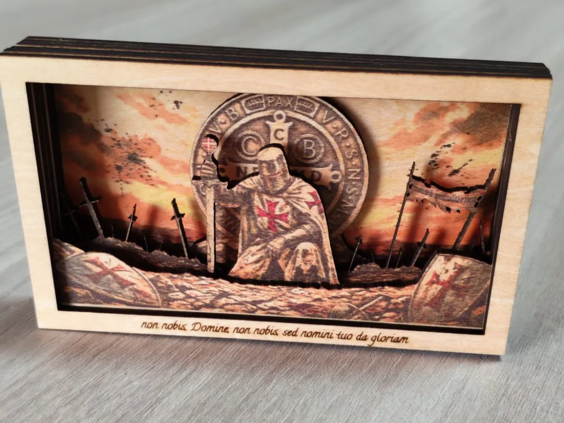 Diorama in legno con cavaliere templare e medaglia di San Benedetto