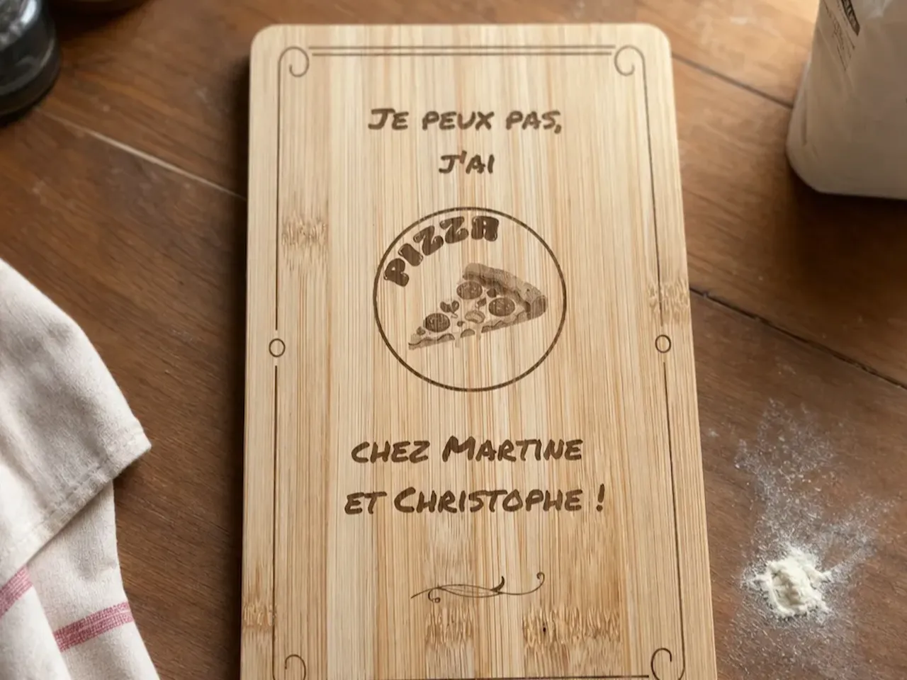 [Laser cut and engrave] Planche à découper en bois personnalisée avec motif pizza