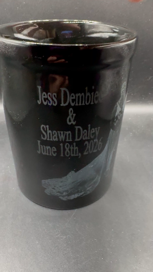 [Laser cut and engrave] Black ceramic mug featuring a portrait of a couple