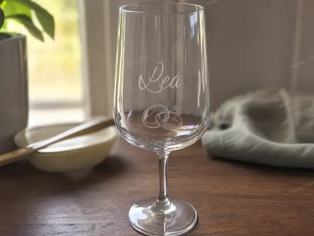 Gravur eines Weinglases zur Hochzeit