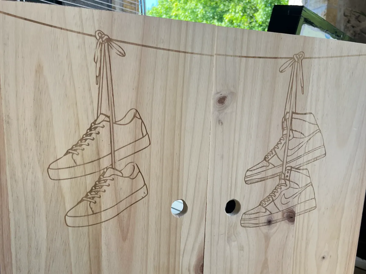 [Laser cut and engrave] Panneau en bois avec illustration de baskets suspendues