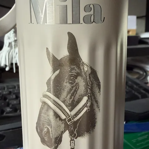 Cremeweißer bis silberner Edelstahl-Tumbler mit Griff (40 oz)