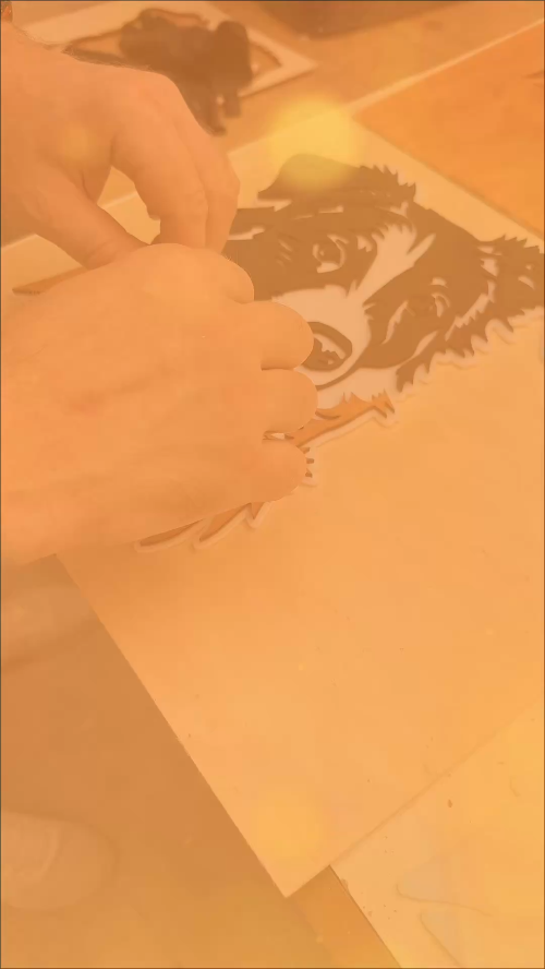 [Laser cut and engrave] Drewniany wieszak na smycz z portretem psa rasy border collie i imieniem Mars