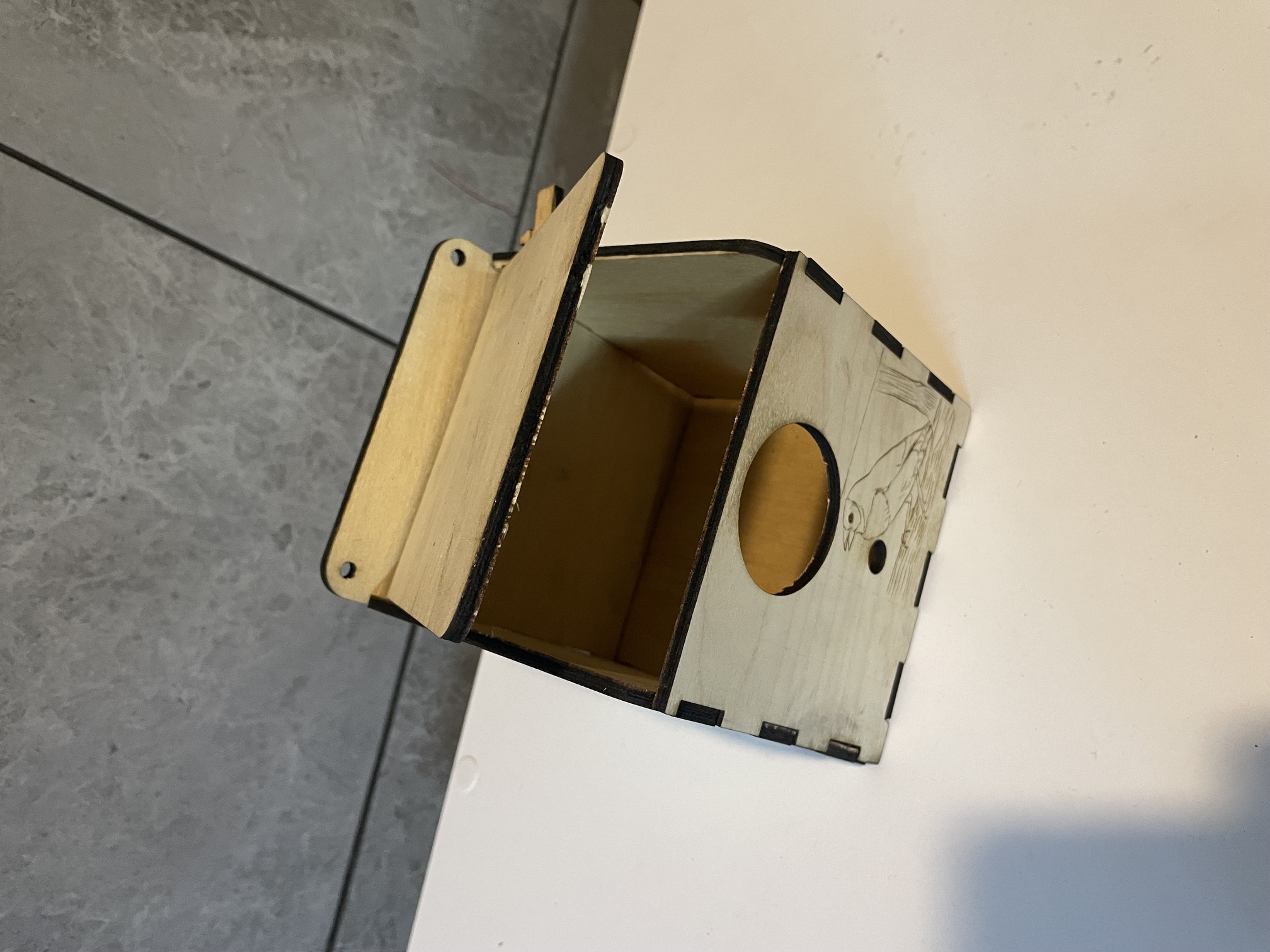 [Laser cut and engrave] Drewniana budka lęgowa dla ptaków z grawerem