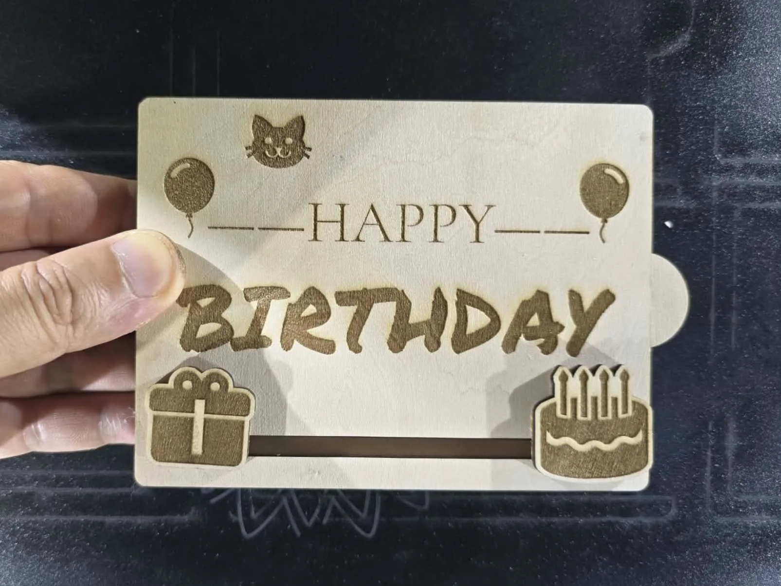 ป้ายไม้ข้อความ Happy Birthday ตกแต่งลายแมวและเค้กวันเกิด