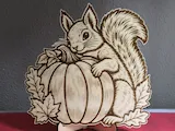 [Laser cut and engrave] Eichhörnchen mit Kürbis Aufsteller für die Herbstdekoration