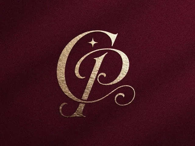 Monogramme doré avec lettres C et P sur fond texturé bordeaux